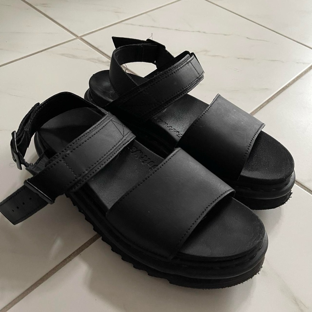 DR MARTENS | VOSS SANDALS 💫